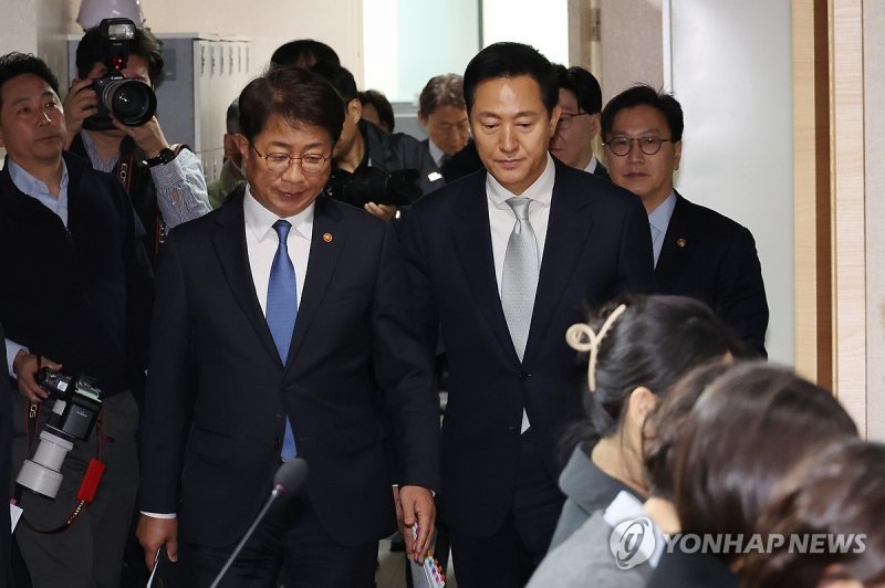 브리핑룸 들어서는 박상우 장관과 오세훈 시장 (출처=연합뉴스)
