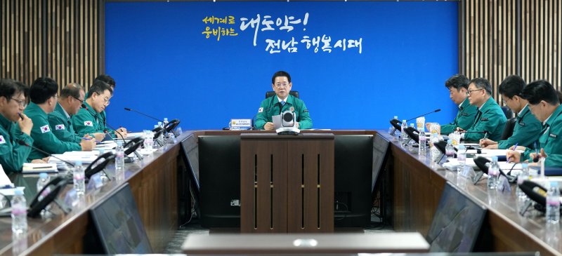 김영록 전라남도지사가 14일 오전 도청 재난상황실에서 영암군 한우농장 구제역 발생에 따른 긴급 방역대책 점검 회의를 주재하고 있다.(전남도 제공. 재판매 및 DB금지) 2025.3.14/뉴스1