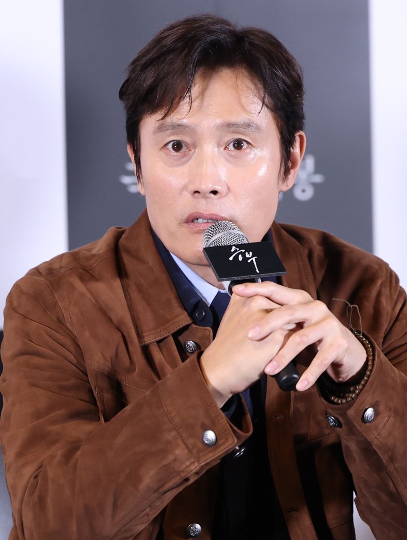 배우 이병헌이 19일 서울 용산구 CGV용산아이파크몰에서 열린 영화 '승부‘ 언론시사회에 참석해 유아인과의 호흡에 대한 취재진 질문에 답하고 있다. '승부'는 대한민국 최고의 바둑 레전드 조훈현(이병헌 분)이 제자와의 대결에서 패한 후 타고난 승부사 기질로 다시 한번 정상에 도전하는 이야기를 그렸다. 2025.3.19/뉴스1 ⓒ News1 권현진 기자