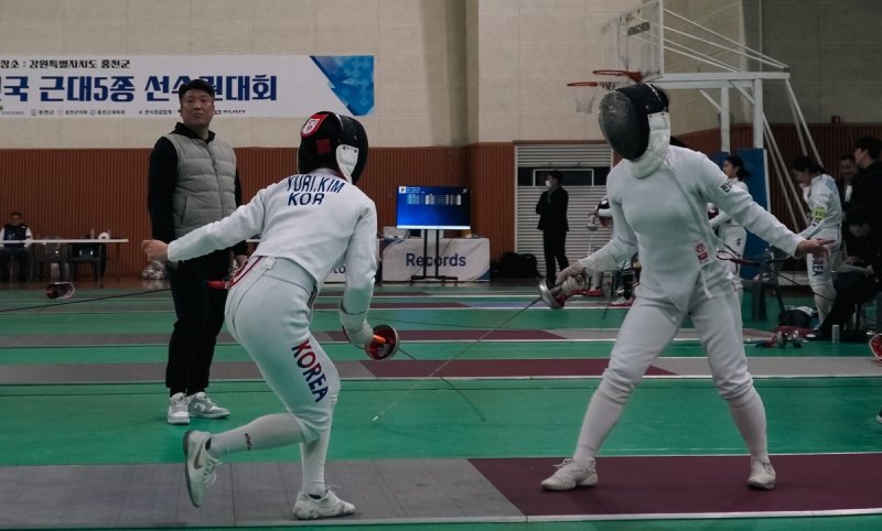 김유리(왼쪽)의 펜싱 경기 모습 (출처=연합뉴스)