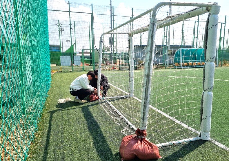 [포항=뉴시스] 송종욱 기자 = 포항시가 시민 안전을 위해 공공풋살장 긴급 안전 점검을 하고 있다. 사진은 19일 포항 지역 한 풋살구장에서 골대 안전 장치를 점검하는 모습. (사진=포항시 제공) 2025.03.19. photo@newsis.com