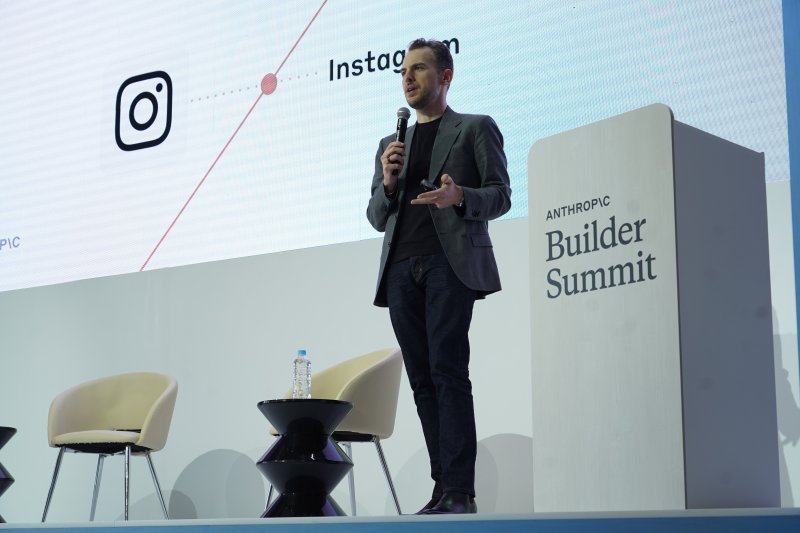 마이크 크리거 앤스로픽 최고제품책임자(CPO)가 발표하고 있다.(콕스웨이브·팀쿠키 제공)