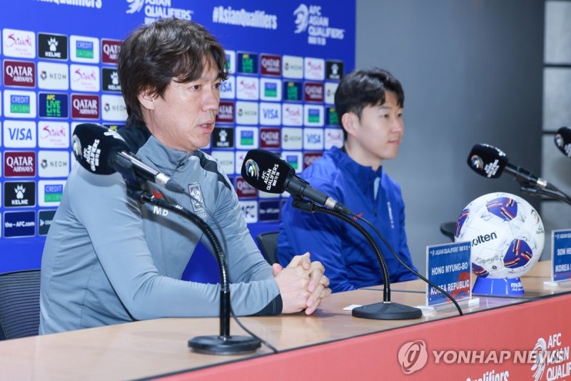 월드컵 예선 오만전 앞두고 기자회견하는 홍명보 감독 (출처=연합뉴스)
