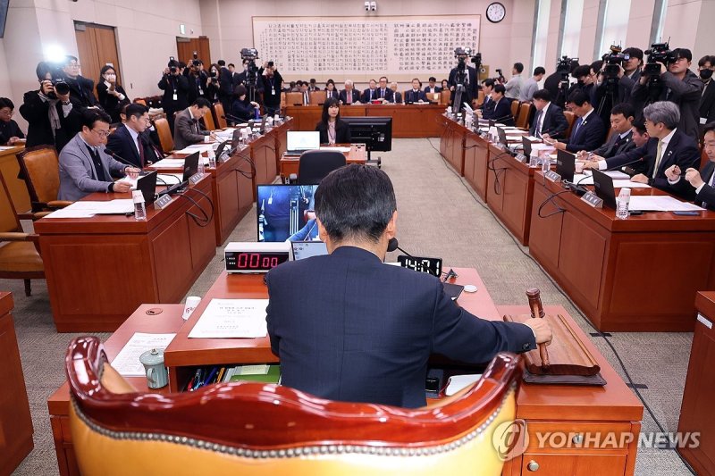 의사봉 두드리는 정청래 위원장 (출처=연합뉴스)