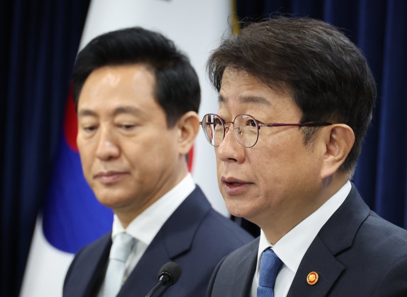 [서울=뉴시스] 김명원 기자 = 박상우 국토교통부 장관이 19일 오전 서울 종로구 정부서울청사에서 열린 주택시장 안정화 방안 브리핑에서 발언하고 있다. 2025.03.19. kmx1105@newsis.com