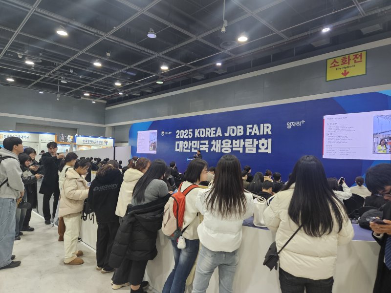 "첫 정장 입고 면접위해 오픈런"… 첫날 구직자 7700명 운집