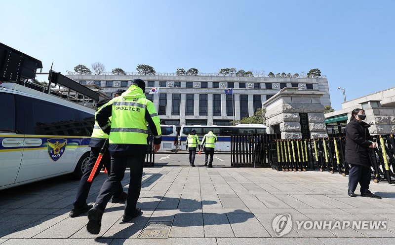 헌재서 경계 근무하는 경찰 (출처=연합뉴스)