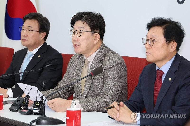이재명 대표의 '막말 논란' 비판하는 권성동 원내대표 (출처=연합뉴스)