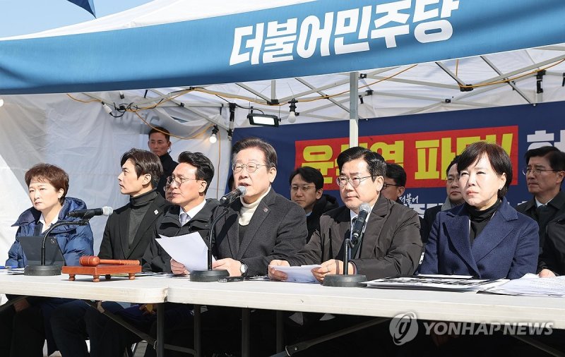 광화문농성장에서 열린 민주당 최고위원회의 (출처=연합뉴스)