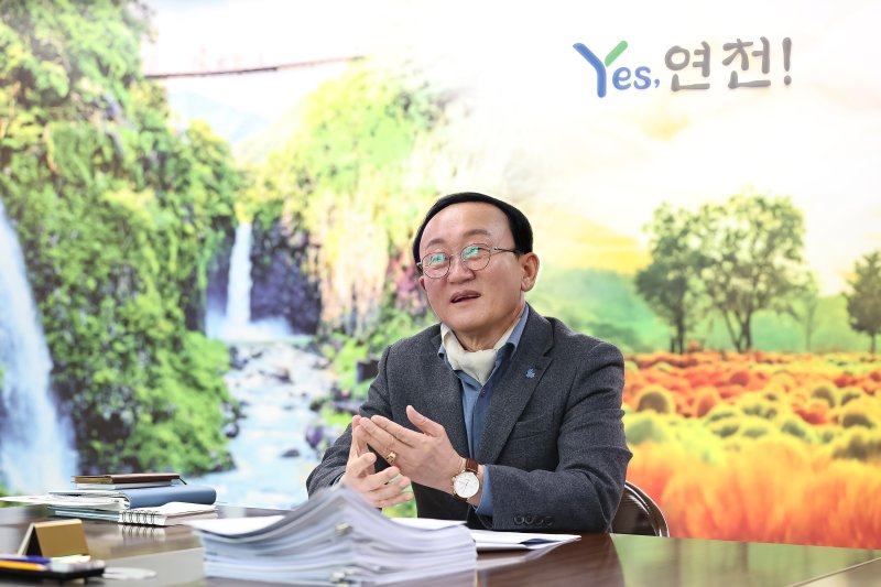 파이낸셜뉴스와 19일 인터뷰를 진행하는 김덕현 연천군수.