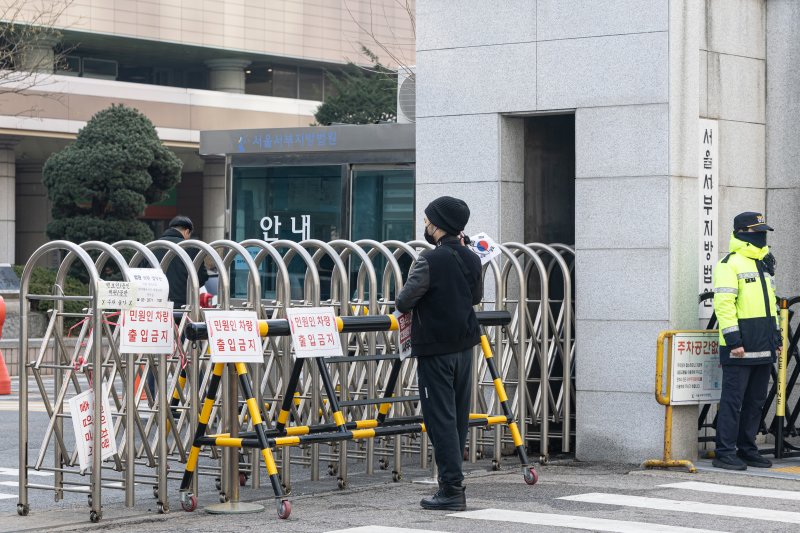 '서부지법 난동 사태' 가담자들의 첫 재판일인 10일 오전 서울 마포구 서울지방법원 앞에서 한 시민이 가담자들의 석방을 촉구하고 있다. 2025.3.10/뉴스1 ⓒ News1 이승배 기자