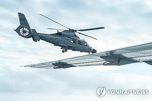 남중국해 상공의 중국 해군 헬기와 필리핀 항공기 (출처=연합뉴스)