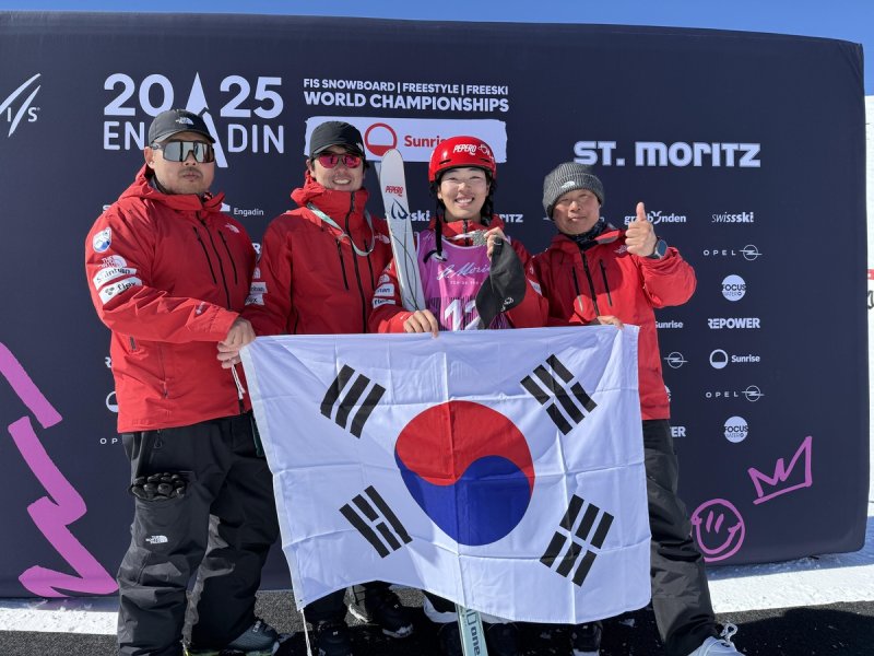 동메달 목에 걸고 팀원들과 자축하는 정대윤(오른쪽에서 두 번째) (출처=연합뉴스)