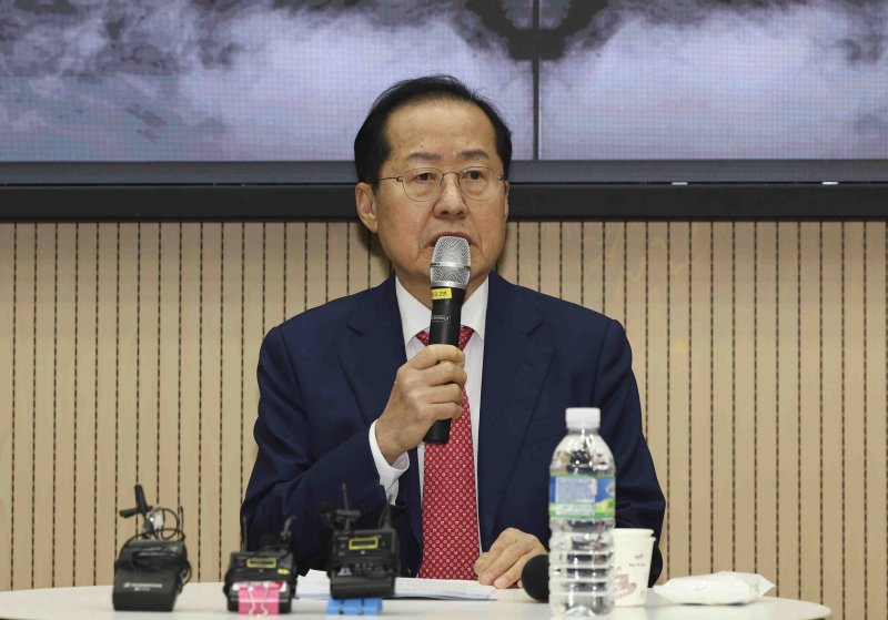[서울=뉴시스] 김근수 기자 = 홍준표 대구시장이 19일 오후 서울시 관악구 서울대학교 사회과학대학에서 '한국 정치의 미래를 묻다’를 주제로 강연하고 있다. 2025.03.19. ks@newsis.com /사진=뉴시스