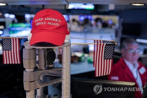 뉴욕증권거래소에 높은 마가(MAGA) 문구 모자 (출처=연합뉴스)