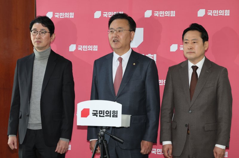 [서울=뉴시스] 권창회 기자 = 유상범(가운데) 법제사법위원회 국민의힘 간사를 비롯한 1소위원들이 19일 오전 서울 여의도 국회에서 민주당의 상설특검요구안 비판 기자회견을 하고 있다. 2025.03.19. kch0523@newsis.com