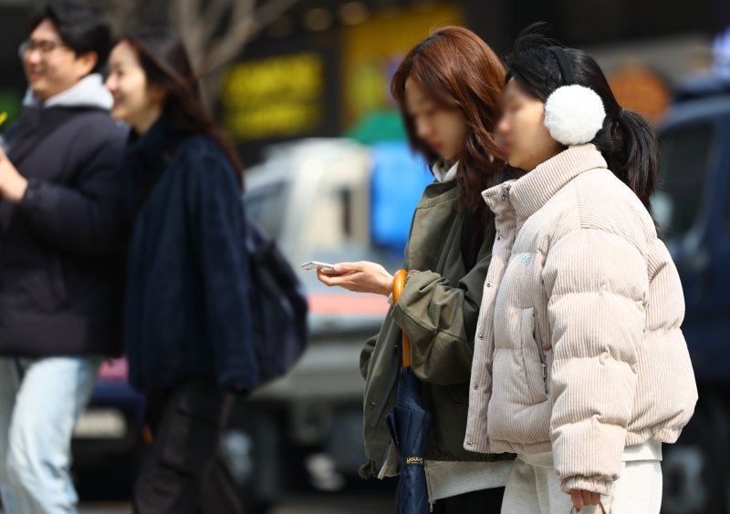 [서울=뉴시스] 황준선 기자 = 비가 그친 뒤 기온이 크게 내려간 16일 서울 중구 거리에서 두꺼운 외투를 입은 시민들이 발걸음을 옮기고 있다. 2025.03.16. hwang@newsis.com