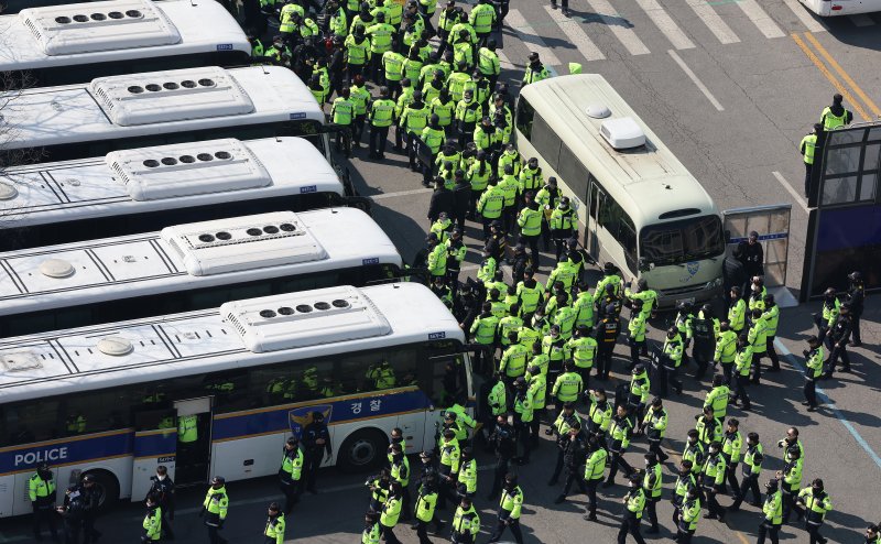 헌법재판소가 윤석열 대통령 탄핵심판 선고기일을 지정하지 않고 역대 대통령 사건 중 최장 기간 심리를 이어가고 있는 19일 서울경찰청 기동본부에서 경찰대원들이 탄핵 선고 대비 합동훈련을 마친 뒤 이동하고 있다. 2025.3.19/뉴스1 ⓒ News1 이동해 기자