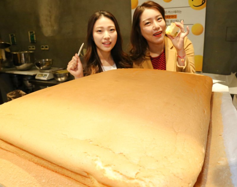 [서울=뉴시스] 당뇨가 있다고 해서 무조건 단 음식을 먹으면 안 되는 것은 아니다. 개인의 특성과 장내 미생물의 분포 등이 혈당 상승에 영향을 미칠 수 있어 섭취 전후 혈당의 변동성을 확인해 선별하는 게 도움이 된다. 2025.03.20. (사진=뉴시스DB) photo@newsis.com