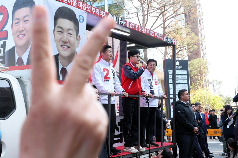 [서울=뉴시스] 조성봉 기자= 한동훈 국민의힘 비상대책위원장이 9일 오전 서울 도봉구 창동역 인근에서 열린 김재섭 도봉갑 후보, 김선동 도봉을 후보의 선거 지원유세에서 시민들에게 지지를 호소하고 있다. 2024.04.09. suncho21@newsis.com