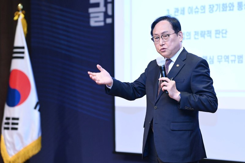 정인교 산업통상자원부 통상교섭본부장이 19일 서울 중구 신라호텔 영빈관에서 열린 '제189회 중견기업 최고경영자 강연회'에서 '글로벌 통상환경 변화 및 대응 전략'이라는 주제로 강연을 하고 있다. (산업통상자원부 제공. 재판매 및 DB 금지) 2025.3.19/뉴스1