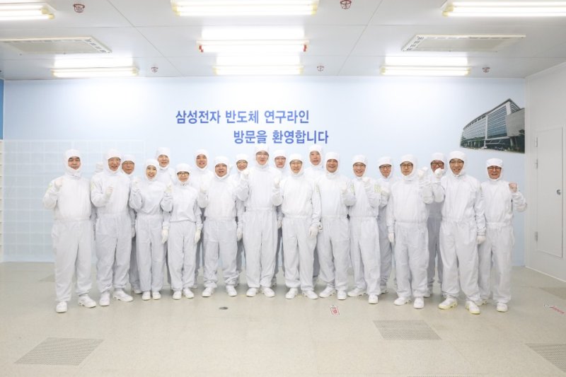 【서울=뉴시스】이영환 기자 = 더불어민주당 홍영표 원내대표가 30일 오후 경기 화성시 삼성전자 화성캠퍼스에서 이재용 삼성전자 부회장 등과 파이팅을 외치고 있다. 2019.01.30. (사진=더불어민주당 제공) photo@newsis.com