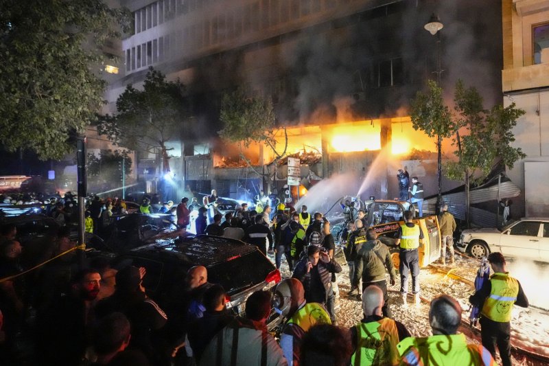 [베이루트=AP/뉴시스] 지난 해 11월17일 레바논 베이루트에서 민방위대원들이 이스라엘 공습 현장 화재를 진압하고 있다. 이스라엘군은 베이루트 시내를 공습해 레바논 무장단체 헤즈볼라의 무함마드 아피프 수석대변인을 살해하기도 했다. 이스라엘군은 정전 협정 이후에도 레바논 남부 5개 요충지를 여전히 점령하고 있다. 2025.03. 20.