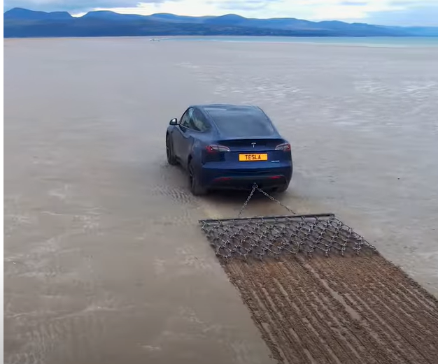 우주에서도 볼 수 있게 해변에 새겼다…"테슬라 사지 마세요" [영상]