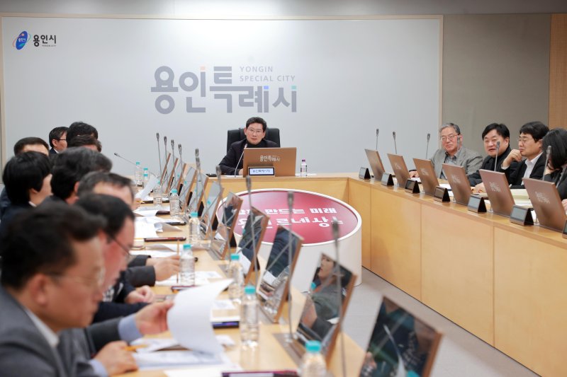 [용인=뉴시스]19일 시청 영상회의실에서 열린 용인 시민프로축구단 창단 준비 회의(사진=용인시 제공) 2025.03.20. photo@newsis.com