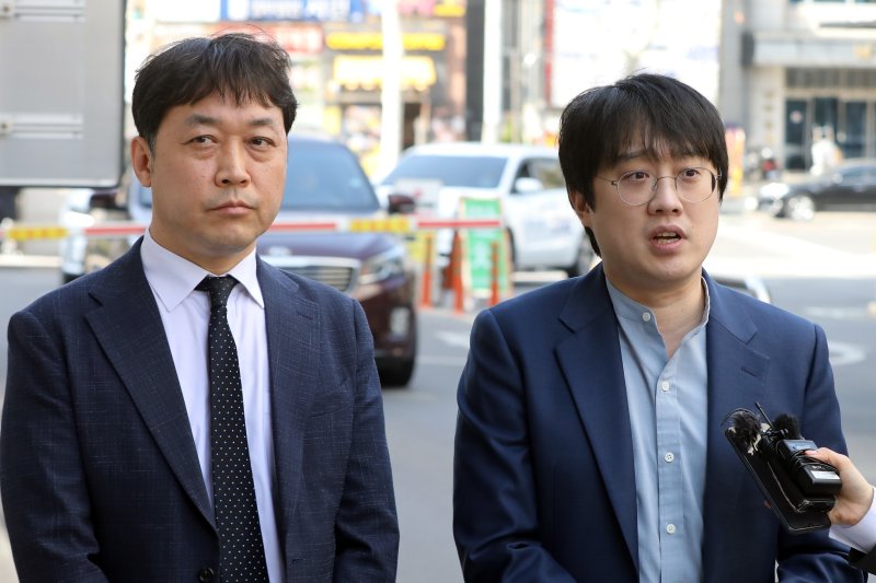 더불어민주당 권리당원이자 시사 유튜버 백광현씨와 김성훈 변호사(왼쪽)가 30일 오후 서울 양천구 서울남부지방법원에서 이재명 대표 직무정지 본안 소송 청구 제기 전 취재진 질문에 답하고 있다. 2023.3.30/뉴스1 ⓒ News1 황기선 기자