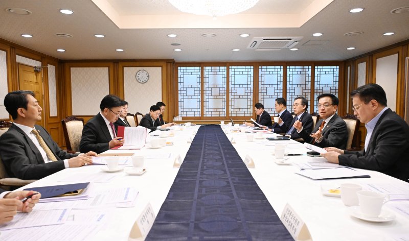 [서울=뉴시스] 조수정 기자 = 최상목 대통령 권한대행 부총리 겸 기획재정부 장관이 19일 오후 정부서울청사에서 열린 대외경제현안간담회를 주재하고 있다. (사진=기획재정부 제공) 2025.03.19. chocrystal@newsis.com