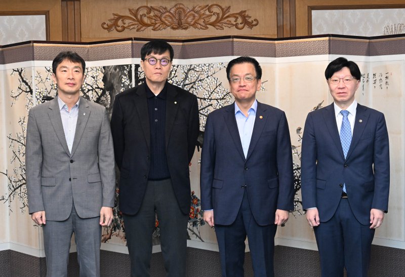 [서울=뉴시스] 최진석 기자 = 최상목 대통령 권한대행 부총리 겸 기획재정부 장관이 20일 서울 종로구 정부서울청사에서 '거시경제·금융현안 간담회(F4회의)'시작 앞서 기념촬영을 하고 있다. (사진=기획재정부 제공) 2025.03.20. photo@newsis.com *재판매 및 DB 금지