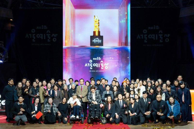 제3회 서울예술상 수상자들이 함께 포즈를 취하고 있다.(서울문화재단 제공)