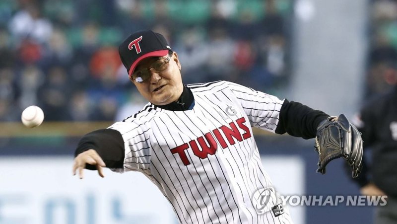 이광환 전 감독의 시구 (출처=연합뉴스)