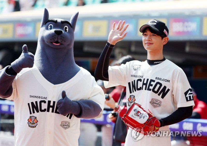 시구자로 나선 샤이니 민호 (출처=연합뉴스)