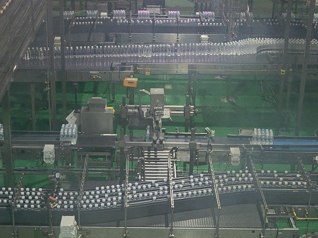 제주개발공사 제주삼다수 공장에서 제품들이 이동하고 있다.