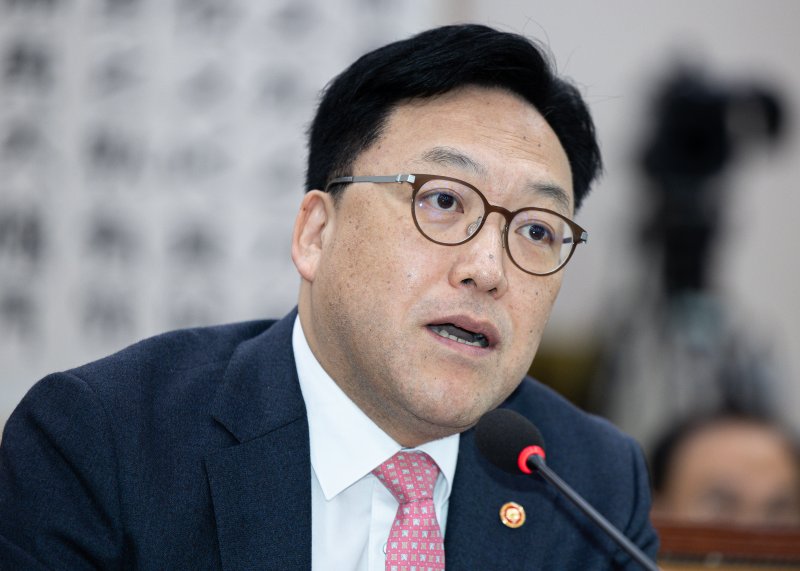 김병환 금융위원회 위원장이 12일 오전 서울 여의도 국회에서 열린 제423회 국회(임시) 법제사법위원회 제1차 전체회의에서 의원 질의에 답변하고 있다. 2025.3.12/뉴스1 ⓒ News1 이재명 기자