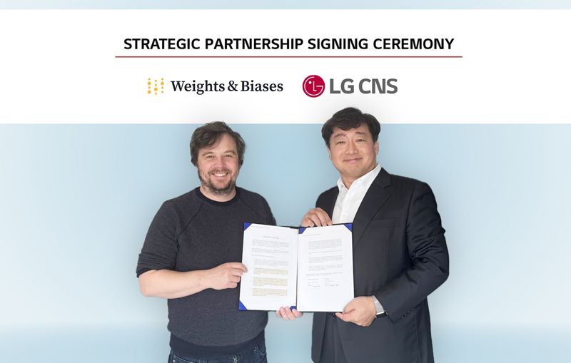 LG CNS CTO 박상엽 상무(오른쪽)와 W&B CEO 루카스 비왈드가 19일(현지시간) 미국 실리콘밸리에서 MOU 체결식에서 사진촬영 하고 있다. LG CNS 제공