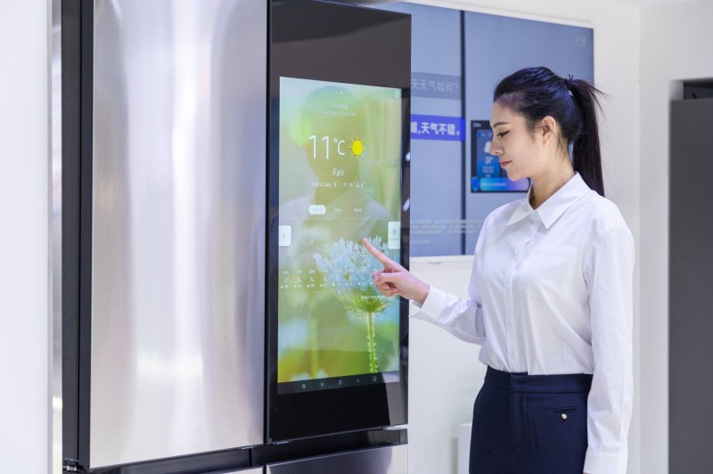 모델이 중국 최대 가전전시회 'AWE 2025'에 전시된 삼성전자의 인공지능(AI) 홈 가전을 사용하고 있다.(삼성전자 제공)