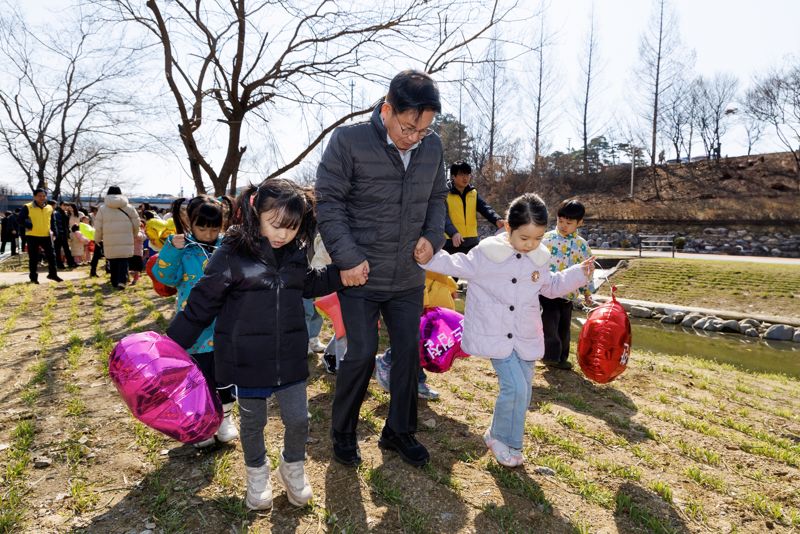 "아이도 보리도 쑥쑥” 마포구 월드컵천 청보리 밟기 ‘웃음 가득’