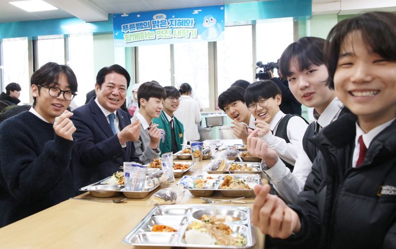 최대호 안양시장이 지난 19일 성문중고교 급식실을 둘러보고 학생들과 식사를 하고 있다. 안양시 제공