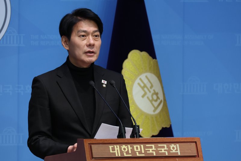 [서울=뉴시스] 권창회 기자 = 한민수 더불어민주당 대변인이 9일 오전 서울 여의도 국회 소통관에서 국민의힘 제1야당 대표 전담 특위 및 이진우·여인형 접견 관련 브리핑을 하고 있다. 2025.02.09. kch0523@newsis.com
