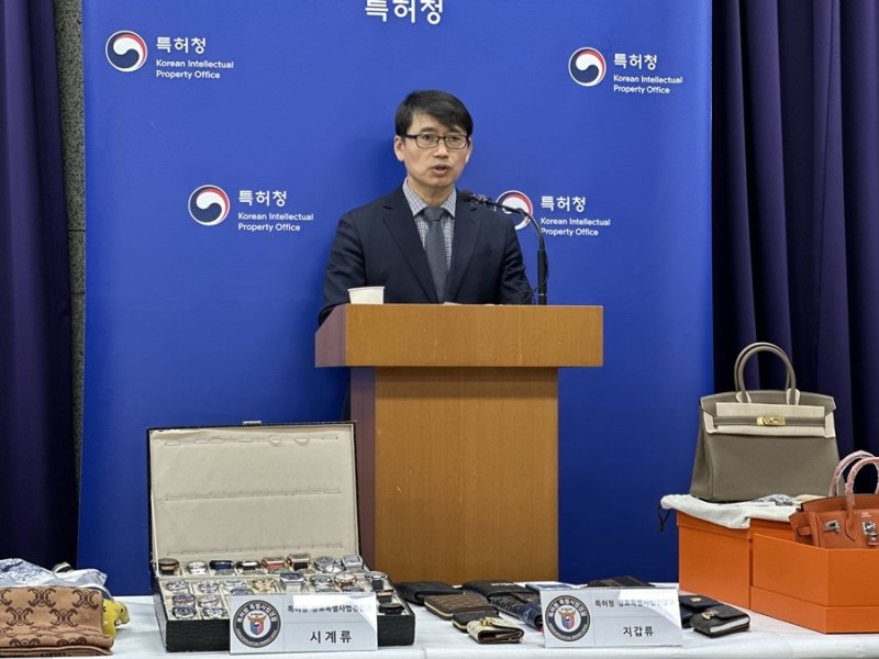 특허청 상표특별사법경찰이 서울 명동 관광거리 일대를 집중 단속해 위조상품 판매점 6곳에서 총 3544점(정품가액 약 200억원 상당)의 위조상품을 압수 조치했다. 사진은 신상곤 특허청 산업재산보호협력국장이 브리핑하는 모습./뉴스1