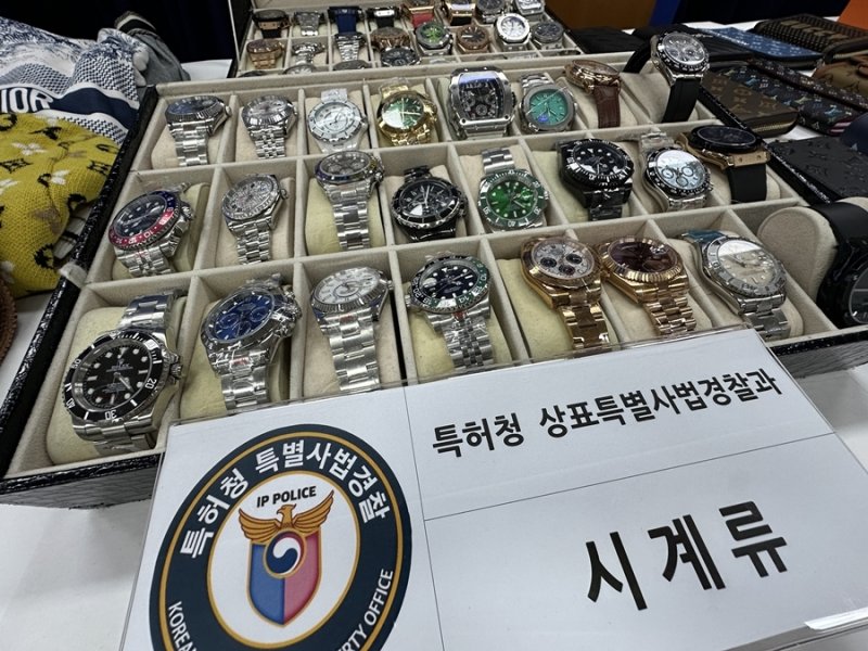 특허청 상표특별사법경찰이 서울 명동 관광거리 일대를 집중 단속해 위조상품 판매점 6곳에서 총 3544점(정품가액 약 200억원 상당)의 위조상품을 압수 조치했다./뉴스1
