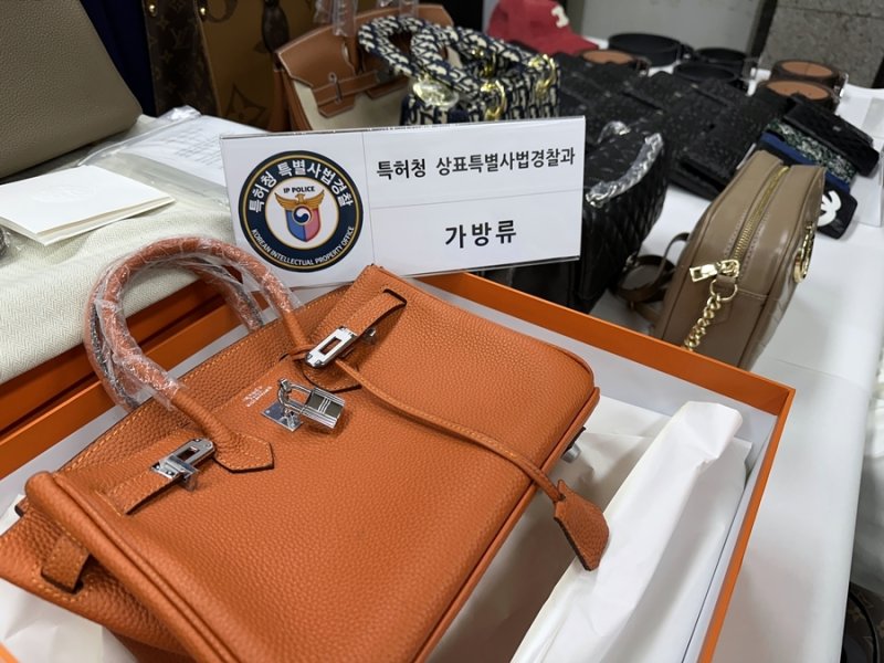 특허청 상표특별사법경찰이 서울 명동 관광거리 일대를 집중 단속해 위조상품 판매점 6곳에서 총 3544점(정품가액 약 200억원 상당)의 위조상품을 압수 조치했다./뉴스1