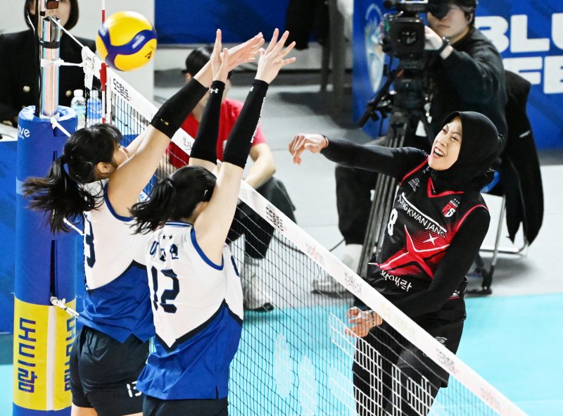 [서울=뉴시스] 프로배구 정관장 메가(오른쪽)가 지난달 7일 대전충무체육관에서 열린 도드람 2024-~2025 V-리그 여자부 경기에서 현대건설을 상대로 공격을 시도하고 있다. (사진=KOVO 제공) 2025.02.07. *재판매 및 DB 금지