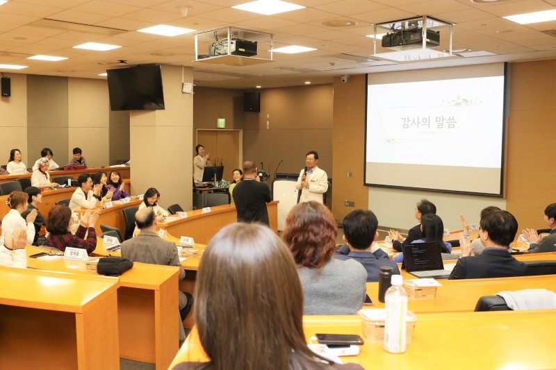 [서울=뉴시스]삼성서울병원은 암환자 삶의 질 연구소 개소를 기념해 암 경험자들의 직업 복귀 이야기를 엮은 사례집 ‘다시, 일’을 발간하고, 27일 기념회를 개최했다. 이우용 암병원장이 환우들에게 감사 인사를 전하고 있다.(사진= 삼성서울병원 제공) 2024.11.28. photo@newsis.com.