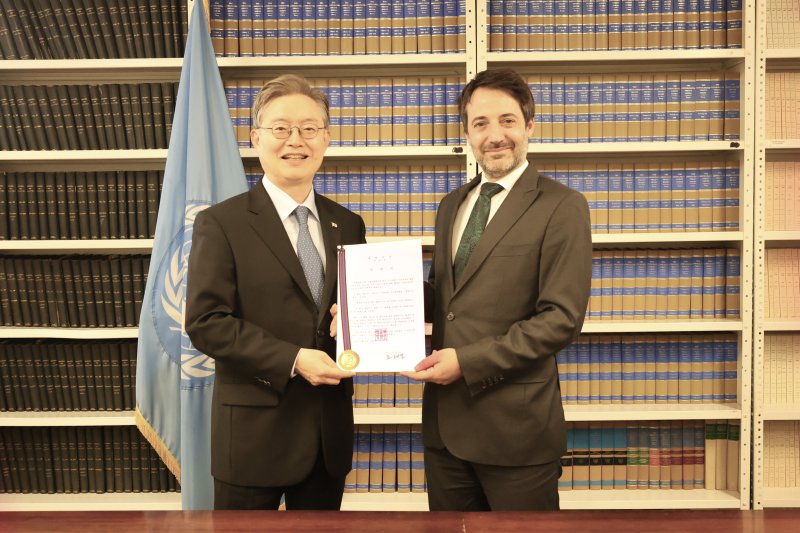 [서울=뉴시스] 정부는 '해양법에 관한 국제연합협약에 따른 국가관할권 이원지역의 해양생물다양성 보전 및 지속가능한 이용에 대한 협정(BBNJ협정)'의 비준서를 19(현지시간) 유엔 사무총장 앞으로 기탁했다고 20일 밝혔다. 황준국 주유엔대사가 우리나라를 대표해서 비준서를 기탁했다. 이로써 우리나라는 BBNJ 협정의 21번째이자 동아시아 최초의 비준국이 됐다. (사진=외교부 제공) 2025.03.20. *재판매 및 DB 금지