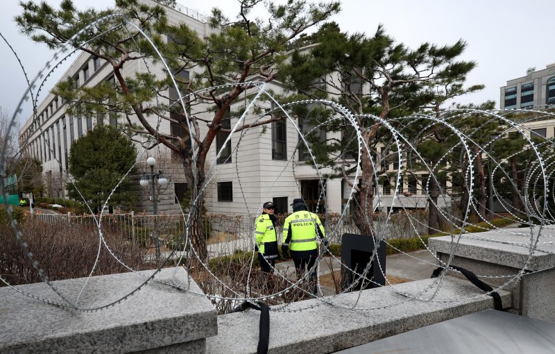 [서울=뉴시스] 추상철 기자 = 윤석열 대통령 탄핵심판 선고가 임박한 지난 18일 오후 서울 종로구 헌법재판소에 철조망이 설치돼 있다. 2025.03.20. scchoo@newsis.com
