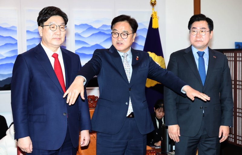 우원식 국회의장(가운데)과 권성동 국민의힘 원내대표(왼쪽), 박찬대 더불어민주당 원내대표가 18일 오전 서울 여의도 국회에서 회동을 하고 있다.(공동취재) 2025.3.18/뉴스1 ⓒ News1 이광호 기자